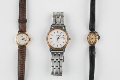 Lot de trois montres : - une montre bracelet...