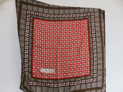 Yves SAINT LAURENT

Foulard en soie vintage...