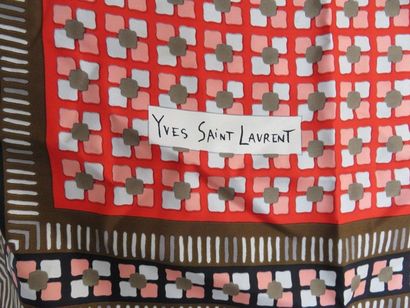 Yves SAINT LAURENT

Foulard en soie vintage...