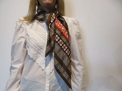 Yves SAINT LAURENT

Foulard en soie vintage...