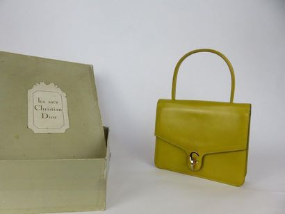 Christian DIOR

Sac portée main avec sa boite...