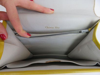 Christian DIOR

Sac portée main avec sa boite...