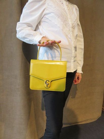 Christian DIOR

Sac portée main avec sa boite...
