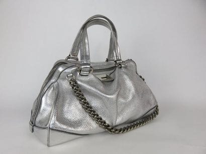 CELINE

Sac en cuir argenté porté main avec...