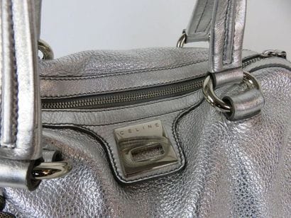 CELINE

Sac en cuir argenté porté main avec...