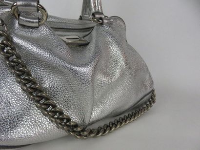 CELINE

Sac en cuir argenté porté main avec...