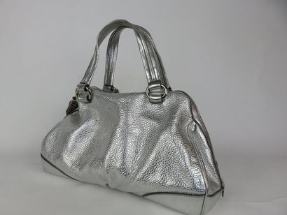 CELINE

Sac en cuir argenté porté main avec...