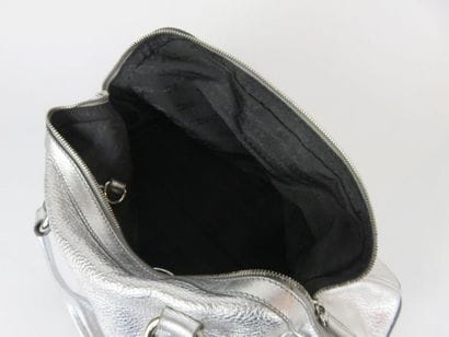 CELINE

Sac en cuir argenté porté main avec...