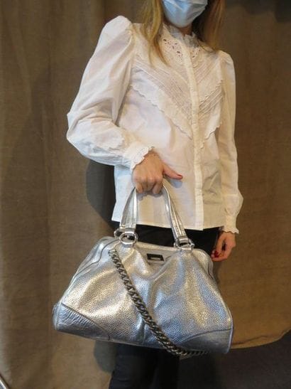 CELINE

Sac en cuir argenté porté main avec...