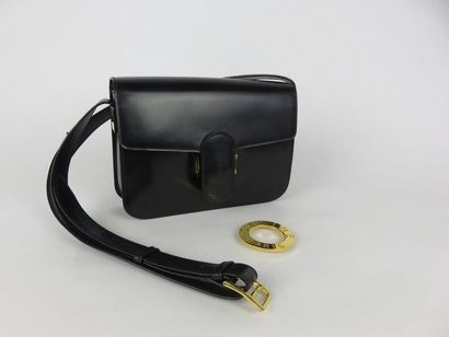 CELINE

Sac à bandoulière en cuir noir. Vers...