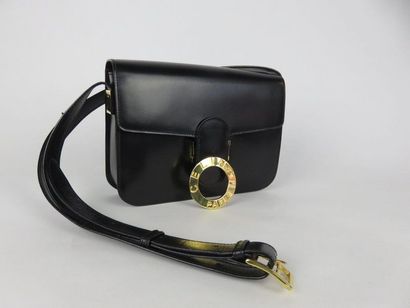 CELINE

Sac à bandoulière en cuir noir. Vers...