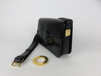 CELINE

Sac à bandoulière en cuir noir. Vers...