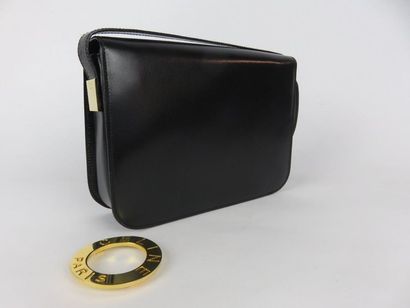 CELINE

Sac à bandoulière en cuir noir. Vers...