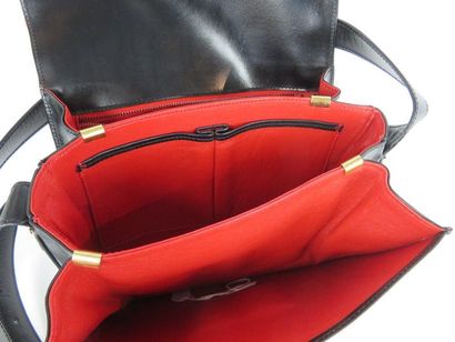 CELINE

Sac à bandoulière en cuir noir. Vers...