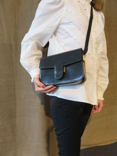 CELINE

Sac à bandoulière en cuir noir. Vers...