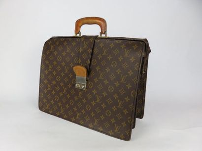 Louis VUITTON

Cartable vintage en toile...