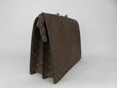 Louis VUITTON

Cartable vintage en toile...