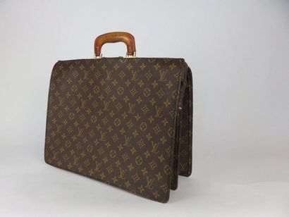 Louis VUITTON

Cartable vintage en toile...