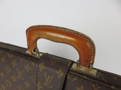 Louis VUITTON

Cartable vintage en toile...