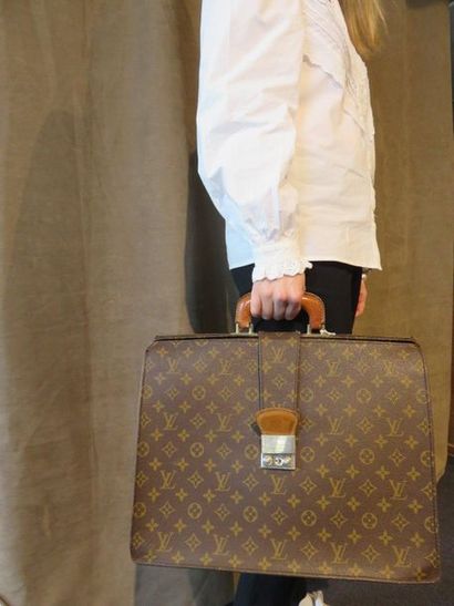 Louis VUITTON

Cartable vintage en toile...