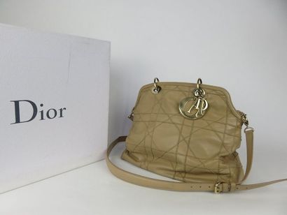 Christian DIOR 

Sac besace en cuir en beige...