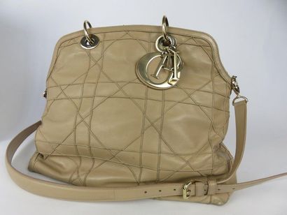 Christian DIOR 

Sac besace en cuir en beige...