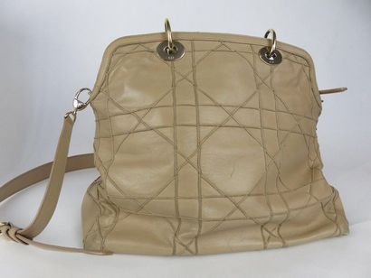 Christian DIOR 

Sac besace en cuir en beige...