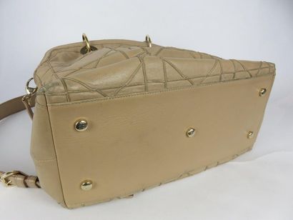 Christian DIOR 

Sac besace en cuir en beige...