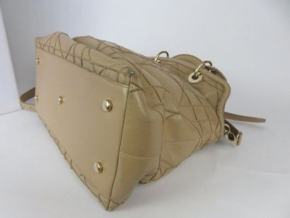Christian DIOR 

Sac besace en cuir en beige...