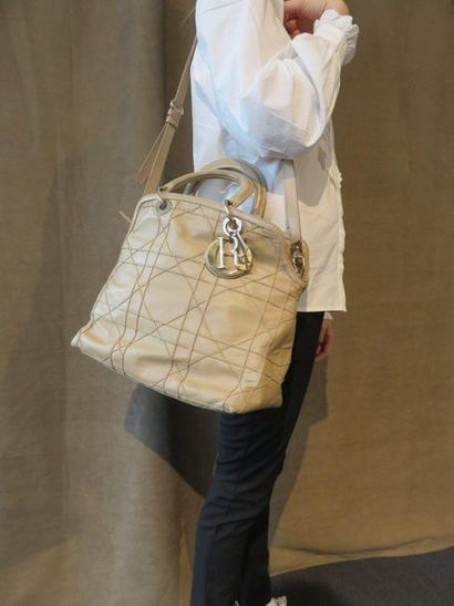 Christian DIOR 

Sac besace en cuir en beige...