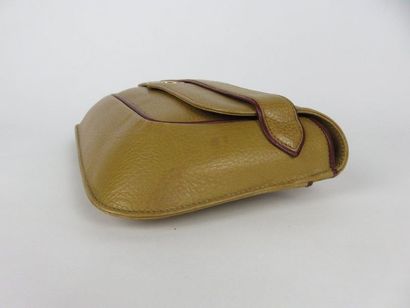 CARTIER, Must

Petit sac baguette vintage...