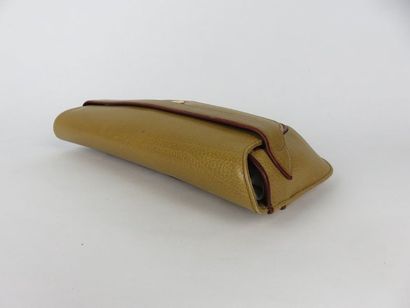 CARTIER, Must

Petit sac baguette vintage...