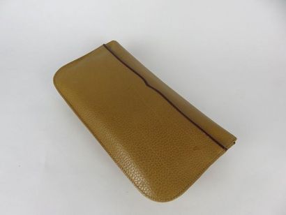 CARTIER, Must

Petit sac baguette vintage...