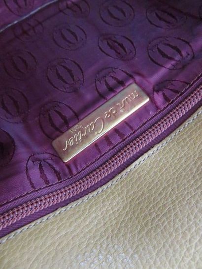 CARTIER, Must

Petit sac baguette vintage...