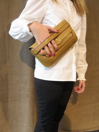 CARTIER, Must

Petit sac baguette vintage...