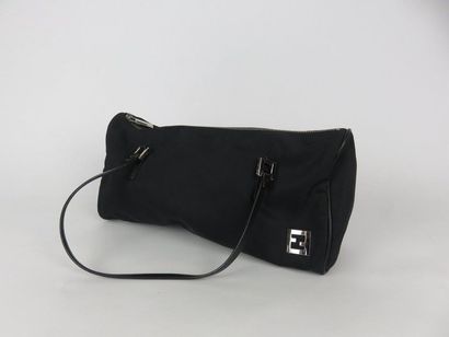 FENDI

Petit sac baguette en toile noire

(bon...