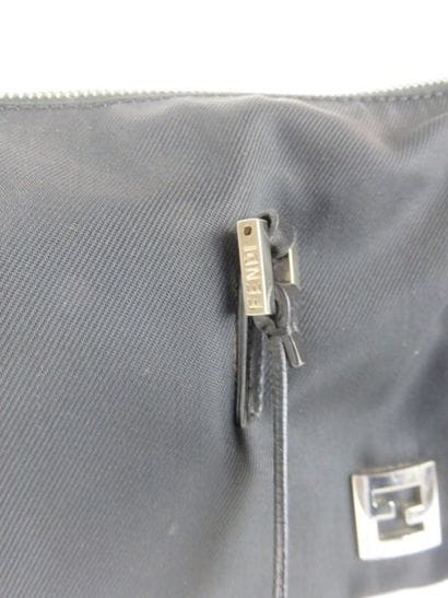 FENDI

Petit sac baguette en toile noire

(bon...