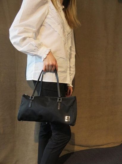 FENDI

Petit sac baguette en toile noire

(bon...