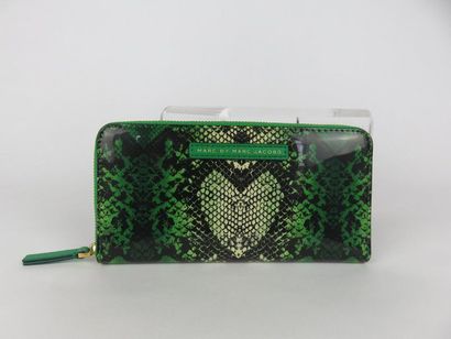 MARC BY MARC JACOBS

Compagnon en cuir vert...