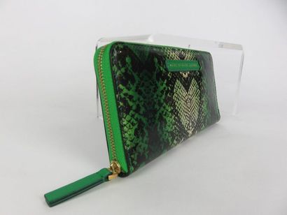 MARC BY MARC JACOBS

Compagnon en cuir vert...