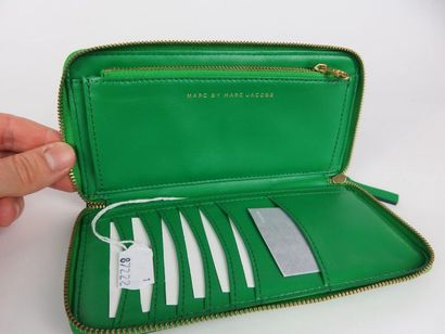 MARC BY MARC JACOBS

Compagnon en cuir vert...