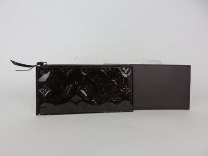 Louis VUITTON

Porte-carte marron et pochette...
