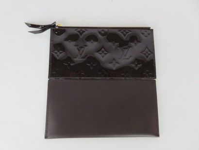 Louis VUITTON

Porte-carte marron et pochette...