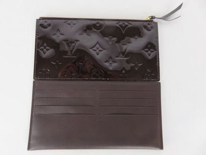Louis VUITTON

Porte-carte marron et pochette...