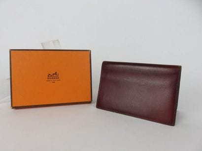 HERMES

Etui vintage pour passeport bordeaux....