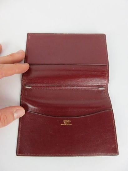 HERMES

Etui vintage pour passeport bordeaux....