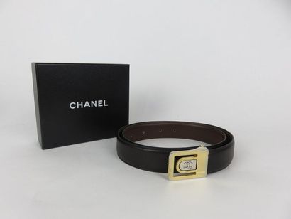 CHANEL 

Ceinture réversible en cuir d'agneau...