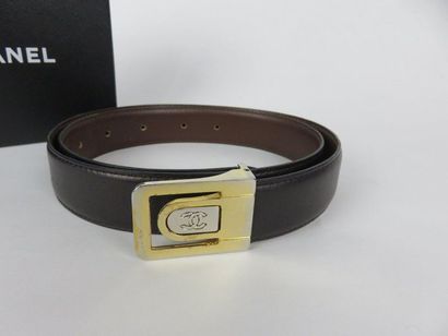 CHANEL 

Ceinture réversible en cuir d'agneau...