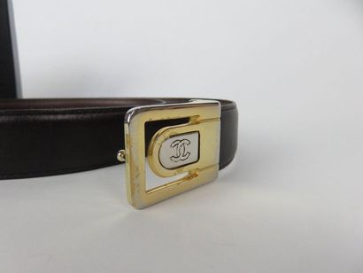 CHANEL 

Ceinture réversible en cuir d'agneau...