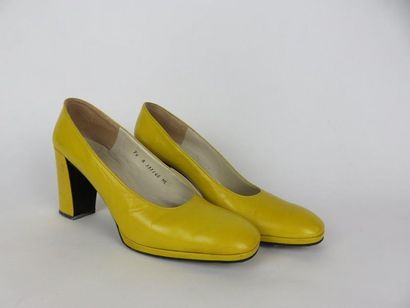 Charles JOURDAN 

Paire d'escarpins jaunes....